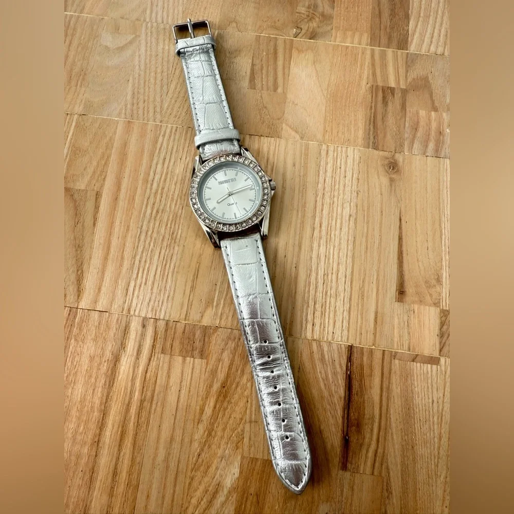 Manhattan by croton ladies silver tone watch NEW BATTERY